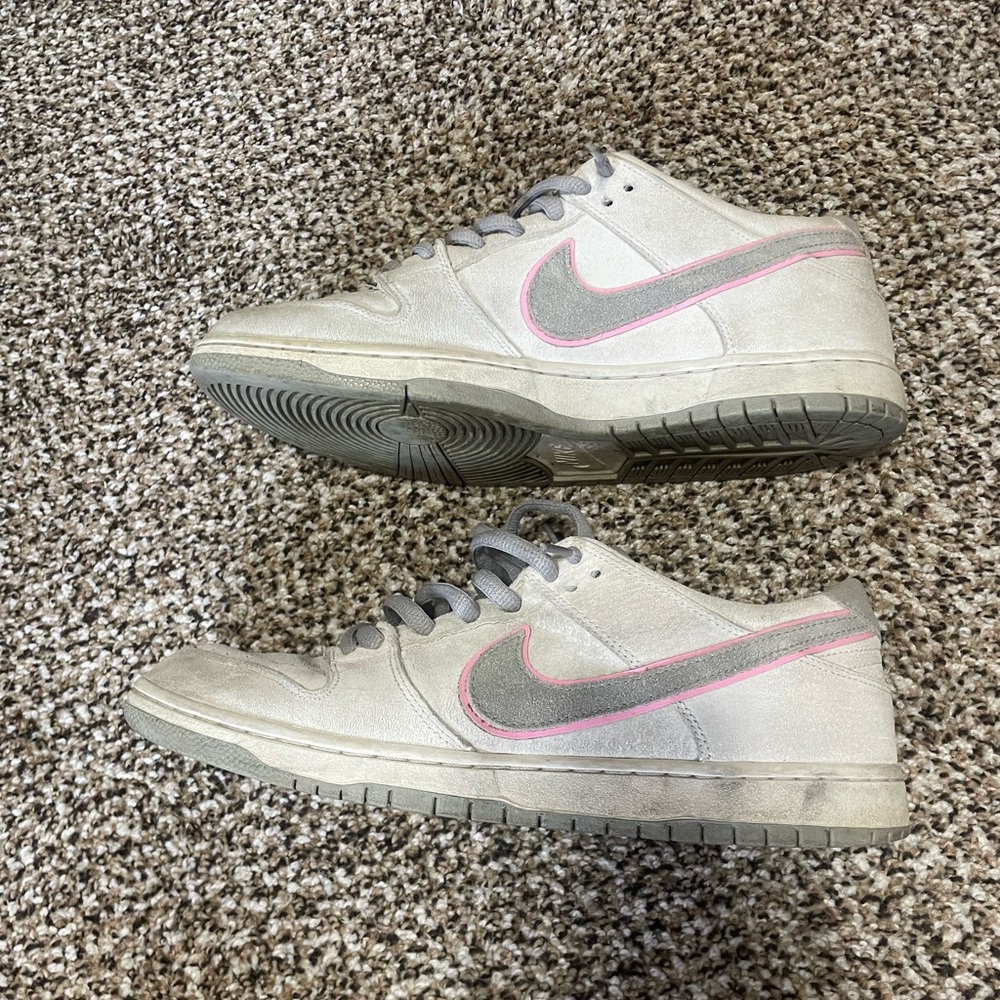 Nike Gray and Pink Sneakers Dunk SB ishod ware